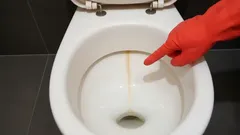 Każdy zna ten żółty pasek, ale nie wszyscy wiedzą, jak łatwo można się go pozbyć.