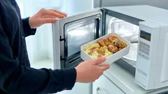 Czego pod żadnym pozorem nie wolno podgrzewać w kuchence mikrofalowej?