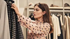 10 rzeczy, których naprawdę eleganckie kobiety nigdy nie noszą — bez względu na to, jak modne by się stały