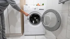 Główne powody, dla których nie należy zostawiać otwartych drzwiczek pralki: zapamiętaj je raz na zawsze
