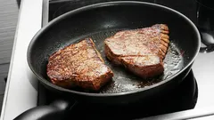 Jeśli podczas smażenia jedzenie przywiera do patelni, wypróbuj ten sposób – pomoże rozwiązać problem.