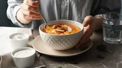 Przestań dodawać tę przyprawę do zupy – psuje smak, a mimo to większość domowych kucharzy wciąż jej używa