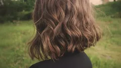 Jaka długość włosów po 50. roku życia sprawia, że wyglądasz na starszą, a jaka – na młodszą? Praktyczny przewodnik.