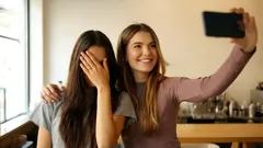 Nie lubisz, gdy ktoś robi ci zdjęcia? Psychologia wyjaśnia, co mówi to o twojej osobowości.