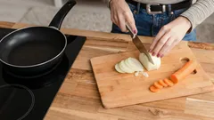 Co podsmażyć najpierw: cebulę czy marchew, aby uzyskać idealną warzywną bazę do zupy?