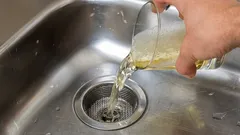 Koniec z okropnymi zapachami: wystarczy pół szklanki tego środka, aby udrożnić każdy odpływ w zlewie